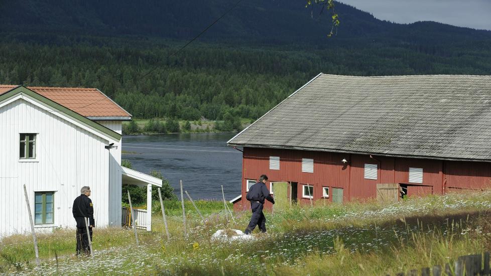 BODDE HER: Politiet gjennoms�ker g�rden Anders Breivik har bodd p� det siste �ret, i �stre �sta. Foto: John T. Pedersen / Dagbladet