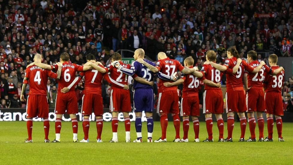B�ND TIL NORGE: Liverpool-spillerne spiller if�rt svarte s�rgeb�nd for � markere st�tte til ofrene i Norge, n�r de m�ter Hull i dag.Arkivfoto: SCANPIX/AP/Tim Hales