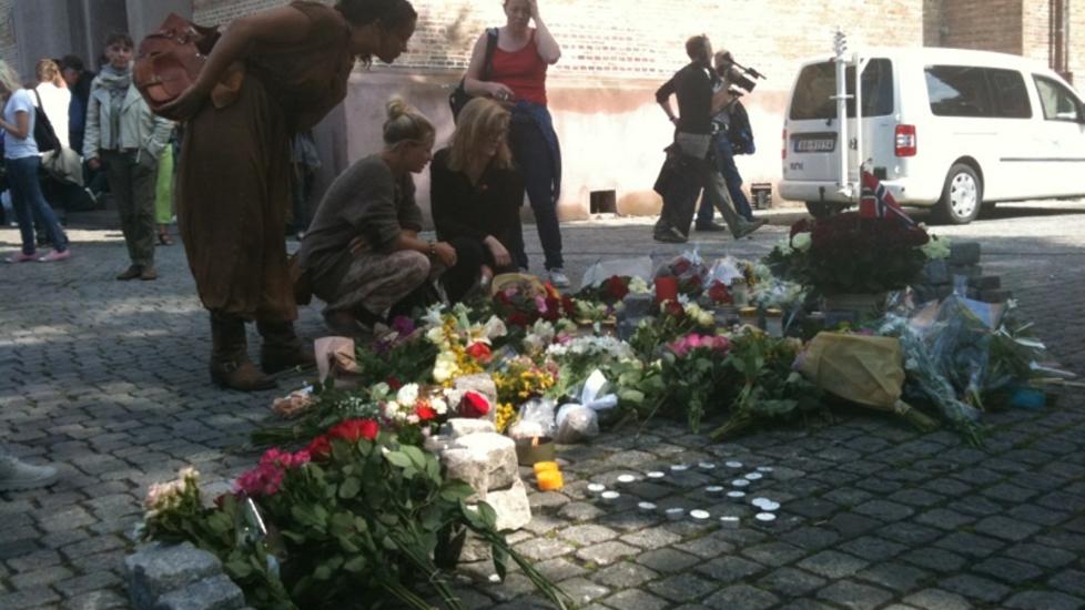 MARKERING: Kirkeminister Rigmor Aasrud var ved Oslo Domkirke i dag for � tenne et lys for ofrene etter g�rsdagens tragedie. Foto: Kaja Hoff