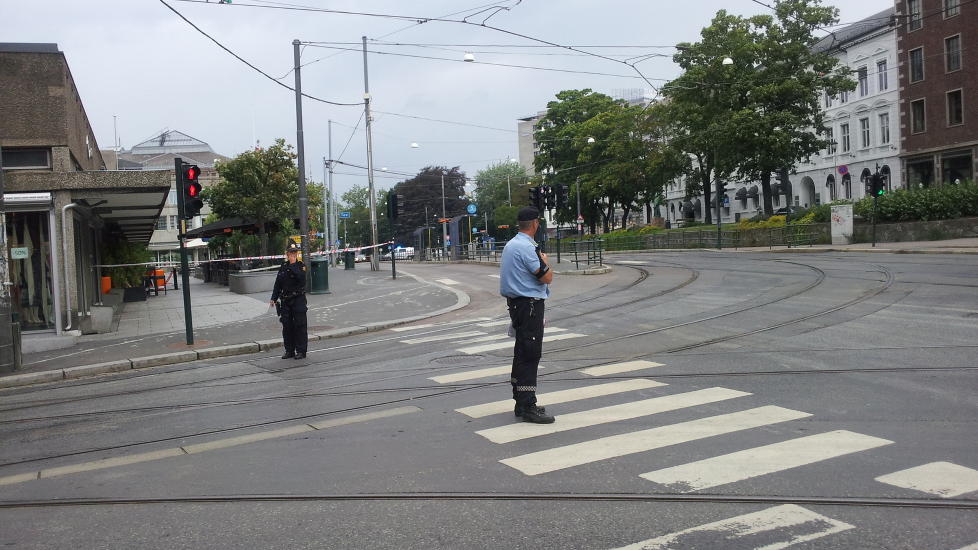 EVAKUERT: Politiet har sperret av Solli Plass. Foto: Bendik L�v�s