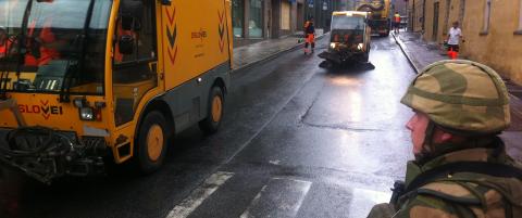Rydder vekk glassk�r og st�v etter bomben