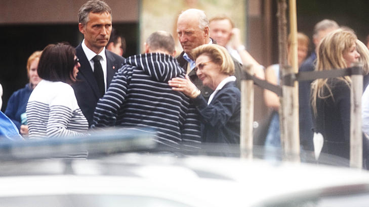KONGELIG BES�K: Kong Harald, dronning Sonja og kronprins Haakon bes�kte i ettermiddag de overlevende og p�r�rende p� p�r�rendesenteret p� Sundvollen. Foto: Kristoffer �verli Andersen / Scanpix