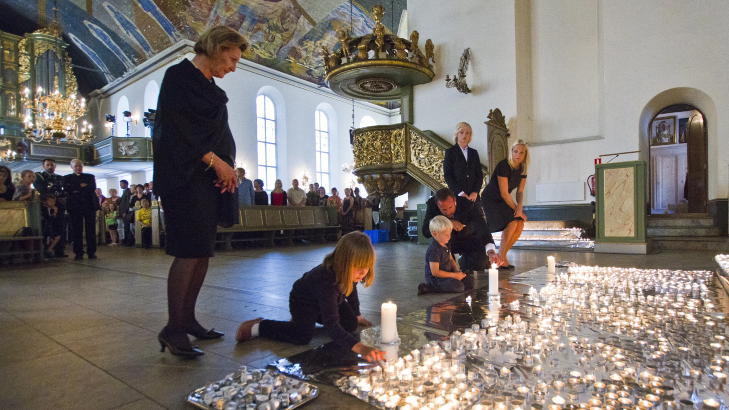 TENTE LYS: Dronning Sonja, prinsesse Ingrid Alexandra, prins Sverre Magnus, kronprins Haakon, Marius H�iby og kronprinsesse Mette-Marit under lystenning i Oslo domkirke. Foto: Vegard Gr�tt / Scanpix