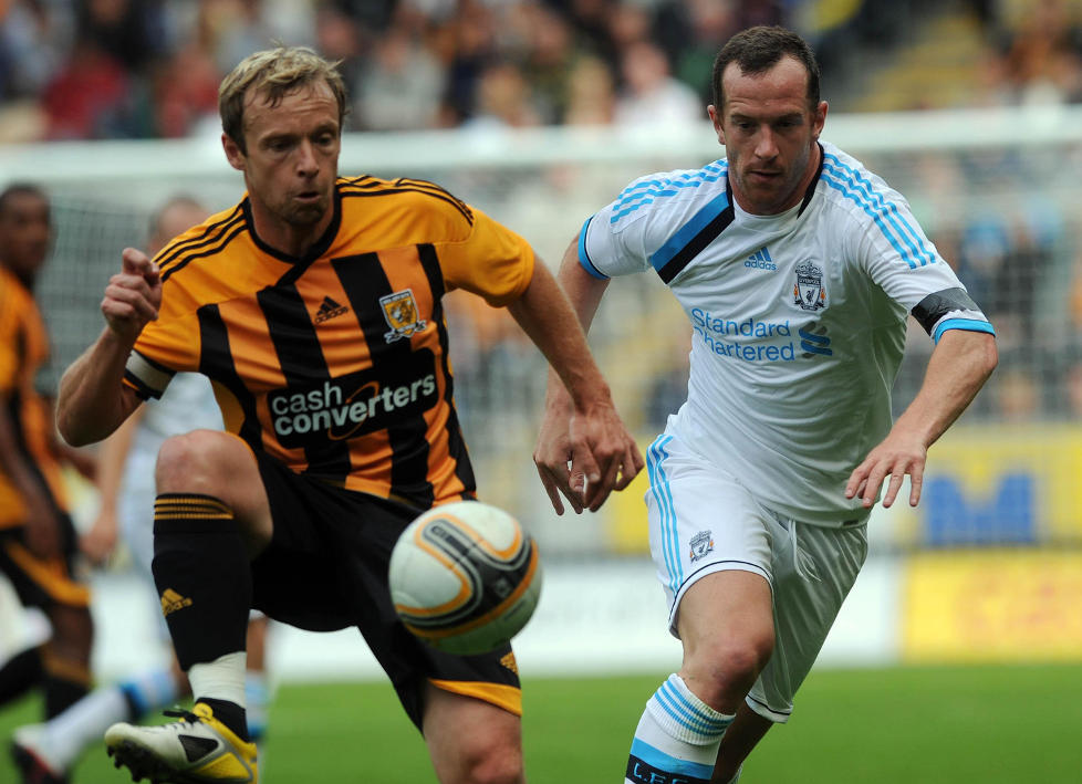 SPILTE MED ST�TTEERKL�RING: Charlie Adam (t.h.) og resten av Liverpool-spillerne bar svarte s�rgebind til st�tte for det norske folk etter g�rsdagens tragiske hendelser i Oslo og p� Ut�ya i treningskampen mot Hull.Foto: SCANPIX/PA/Anna Gowthorpe
