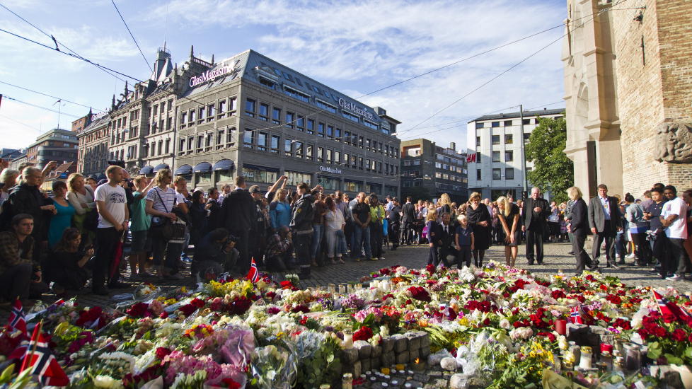 SAMMEN I SORGEN: Prinsesse Ingrid Alexandra, kronprins Haakon, prins Sverre Magnus, dronning Sonja og kronprinsesse Mette-Marit ved blomstene og de norske flaggene utenfor Oslo Domkirke i dag, etter bombeeksplosjonen i Oslo og tragedien p� Ut�ya i g�r.
Foto: Vegard Gr�tt / Scanpix