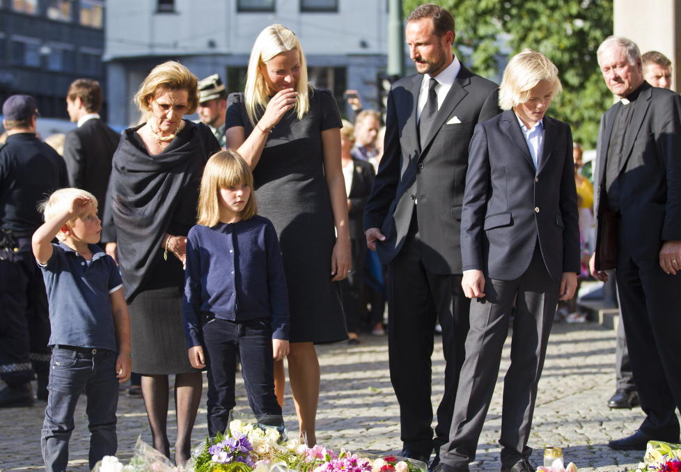 GRIPENDE Kronprinsparet tok med alle tre barna til blomsterhavet utenfor Oslo domkirke i ettermiddag og Mette-Marit var tydelig r�rt. Hun greide ikke holde t�rene tilbake. De tre barna var sv�rt opptatt av � lese p� kortene og se p� flaggene, diktene og blomstene som ble lagt ned av de s�rgende. Foto: SCANPIX