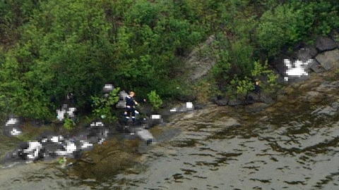 KLEDD SOM POLITI: Her forlater Anders Behring Breivik en odde p� Ut�ya etter � ha skutt flere ungdommer.
Foto: Marius Arnesen / Scanpix