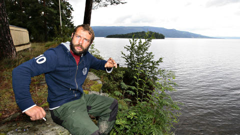 MILITÆRBAKGRUNN: Gleffe skjønte med en gang at det ble skutt med automatvåpen, og gikk til dette utkikkspunktet for å se mot Utøya med kikkert.
Foto:ARNT E. FOLVIK MILITÆRBAKGRUNN: Gleffe skjønte med en gang at det ble skutt med automatvåpen, og gikk til dette utkikkspunktet for å se mot Utøya med kikkert.
Foto:ARNT E. FOLVIK