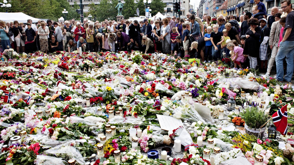 NORGE I SORG: Store folkemengder samlet seg s�ndag formiddag utenfor domkirka i Oslo Sentrum. Tusenvis sto i k� for � legge ned blomster og vise sin respekt f�r ofrene etter bombeangrepet i regjeringskvartalet og den grufulle massakren p� Ut�ya fredag. Foto: Nina Hansen / Dagbladet