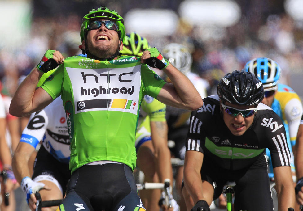 VANSKELIG � STOPPE: Edvald Boasson Hagen (t.h.) gjorde et helhjertet fors�k, men kom seg ikke forbi etappevinner Mark Cavendish p� oppl�pet i Paris.Foto: SCANPIX/AP Photo/Laurent Rebours