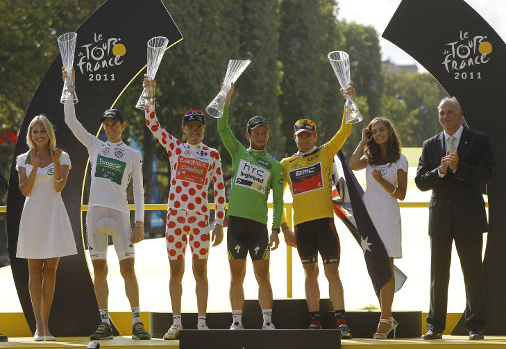 HEDER OG �RE: De fire tr�yevinnerne samlet p� podiet i Paris: Pierre Rolland (hvit ungdomstr�ye), Samuel Sanchez (prikkete klatretr�ye), Mark Cavendish (gr�nn poengtr�ye) og Cadel Evans (gul ledertr�ye).Foto: SCANPIX/AP Photo/Laurent Cipriani
