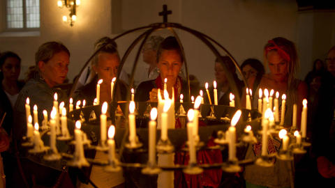 TENTE LYS: Flere tusen m�tte opp i Oslo Domkirke for � minnes de 93 menneskelivene som gikk tapt i Oslo sentrum og p� Ut�ya fredag. Foto: AP Photo / Matt Dunham / Scanpix