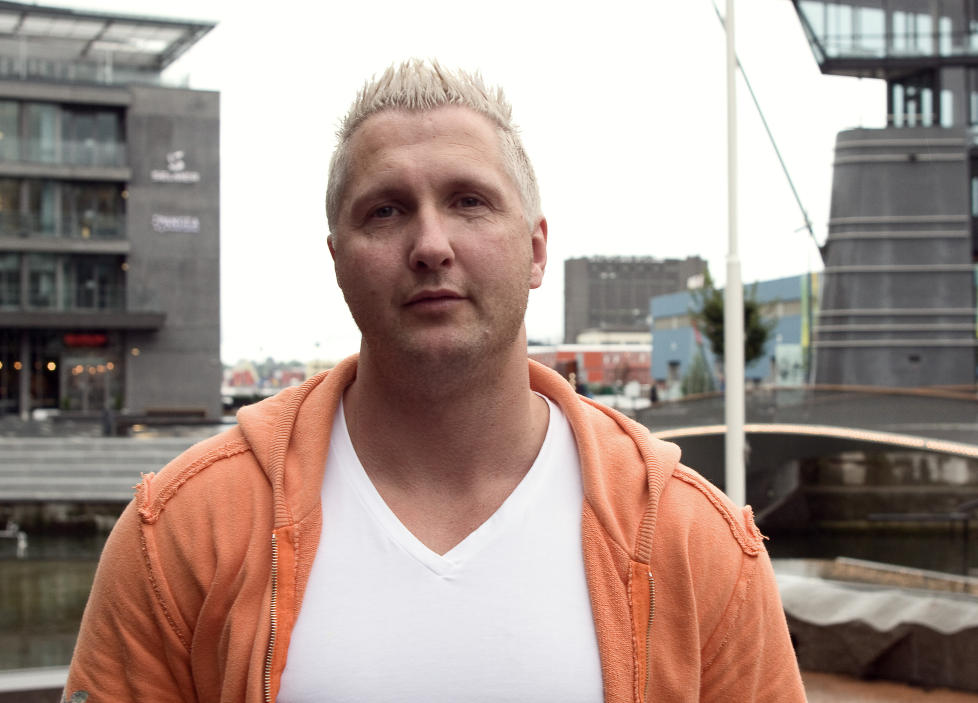 H�PER P� GIGANTOPPSLUTTNING:Terje Bratland (38) er primus motor for mandagens rosetog fra R�dhusplassen til Youngstorget. Foto: Erik Hattrem / Dagbladet