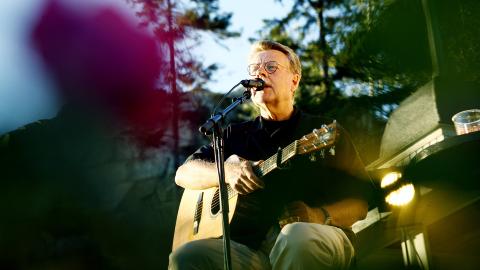 En sång til modet: Mikael Wiehe spilte på Utøya for tre år siden. Hans musikk går fra øre til øre på internett. Her spiller han på Hankø.
Foto: Sara Johannessen / SCANPIX En sång til modet: Mikael Wiehe spilte på Utøya for tre år siden. Hans musikk går fra øre til øre på internett. Her spiller han på Hankø.
Foto: Sara Johannessen / SCANPIX