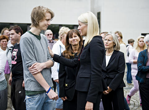 TRØSTET: Mette Marit pratet med og trøstet Niclas Tokerud (21), leder for AUF Buskerud under markeringen. Tokerud overlevde massakren på Utøya. Foto: BENJAMIN A. WARD / DAGBLADET
