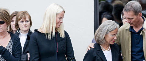 Preget Mette-Marit i minnemarkering for stebroren