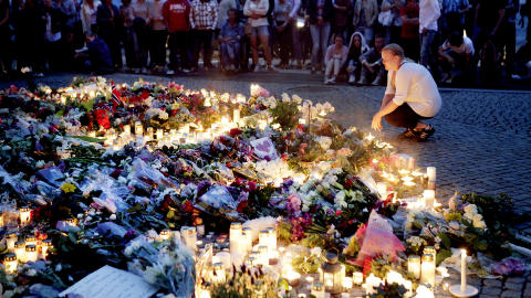 FULLT AV LYS: Tusenvis av mennesker har de siste dagene lagt ned blomster og lys til minne for terrorofrene utenfor domkirken i Oslo.  Foto: Elisabeth Sperre Alnes/Dagbladet