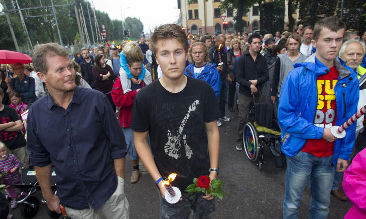 HEDRET D�DE KAMERATER: I g�r gikk Herman i fakkeltoget i T�nsberg til �re for ofrene etter Ut�ya-massakren og Oslo-bombingen. Foto: TORBJ�RN BERG / DAGBLADET