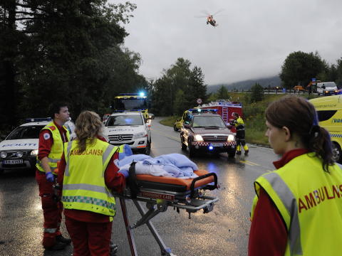 MASSAKRE: Fra redningsarbeidet sist fredag, da Anders Behring Breivik gikk berserk p� AUFs sommerleir. Foto: MORTEN EDVARDSEN / SCANPIX