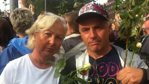 VISTE STØTTE: Anne Grete og Gunnar Bjørnsrud var to av de 200 000 som deltok på minnemarkeringen på Rådhusplassen. Foto: Lise Grønskar / Dagbladet VISTE STØTTE: Anne Grete og Gunnar Bjørnsrud var to av de 200 000 som deltok på minnemarkeringen på Rådhusplassen. Foto: Lise Grønskar / Dagbladet