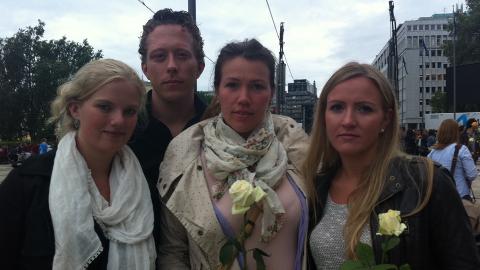 VILLE VISE RESPEKT: Vennene Ida Hauknes (26), Arnt Ove Foss (29), Lind Gustafdottir (27), og Therese Viola Wiik (25) var i dag p� R�dhusplassen for � vise respekt til ofrene etter Oslo-bomben og massakren p� ut�ya. Foto: Marie Melg�rd