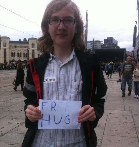 SPREDDE KJ�RLIGHET: Mikkel Almeningen (16) fra Skjetten delte ut gratis klemmer til oppm�tte p� R�dhusplassen. Foto: Marie Melg�rd