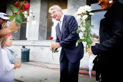 GA BORT ROSE: Mathilde �deg�rd Andersen (6 1/2) fra �vre Eiker var med mamma til Oslo. Hun la ned roser, og ga ogs� en rose til byr�dsleder i Oslo, Fabian Stang.  Foto: Eirik Helland Urke / Dagbladet