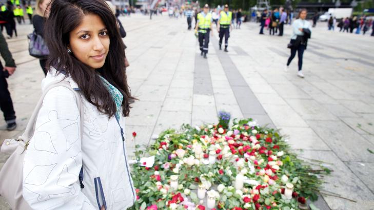 KJENNER OVERLEVENDE: Rutaba Butt (24) er medlem av Arbeiderpartiet. Hun hadde venner som overlevde massakren p� Ut�ya. I g�r la hun ned en rose p� R�dhusplassen i Oslo. Foto: Eirik Helland Urke / Dagbladet