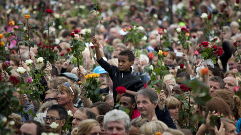 MOBILISERER: Over 100 000 mennesker viste sin sympati med de omkomne i Oslo i dag. Breivik er overbevist om at han vinner til slutt. Foto: AP/Emilio Morenatti/Scanpix