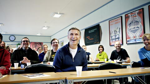 SMIL OG GLEDE: Statsminister Jens Stoltenberg (Ap) besøkte Utøya under øyas 60-års jubileum. Han skulle tale også i år. Foto: Torbjørn Grønning / Dagbladet SMIL OG GLEDE: Statsminister Jens Stoltenberg (Ap) besøkte Utøya under øyas 60-års jubileum. Han skulle tale også i år. Foto: Torbjørn Grønning / Dagbladet