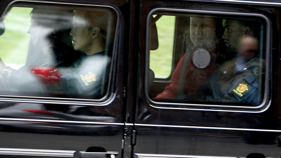 SMILTE: Men den siktede Anders Behring Breivik, her p� vei til Politihuset p� Gr�nland etter fengslingsm�tet i Oslo Tinghus, �nsket � lese manifestet sitt h�yt p� Ut�ya etter drapene. Foto: ERLING H�GELAND/Dagbladet