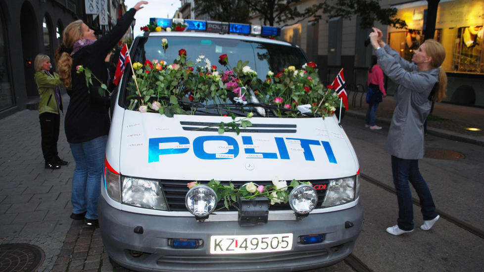 BLOMSTERBIL: Forbipasserende pyntet politibilene med blomster og klistremerker. Foto: Leif Stang