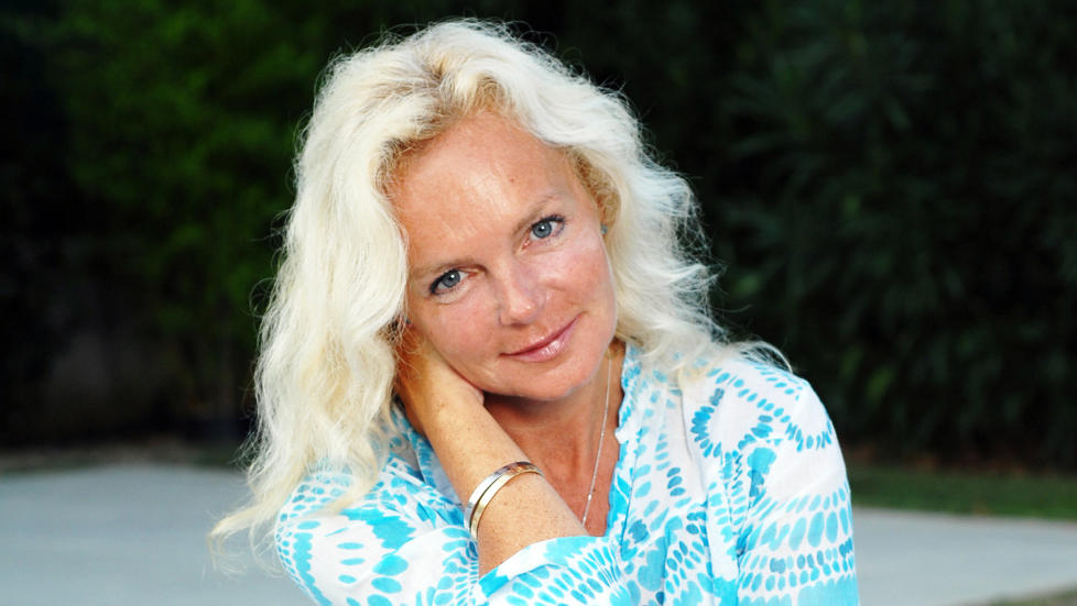 SITTER GODT: Lucinda Riley er godt plassert i hengek�ya. Hennes nye roman henger derimot i en tynn tr�d, if�lge v�r anmelder. Foto: CAPPELEN DAMM