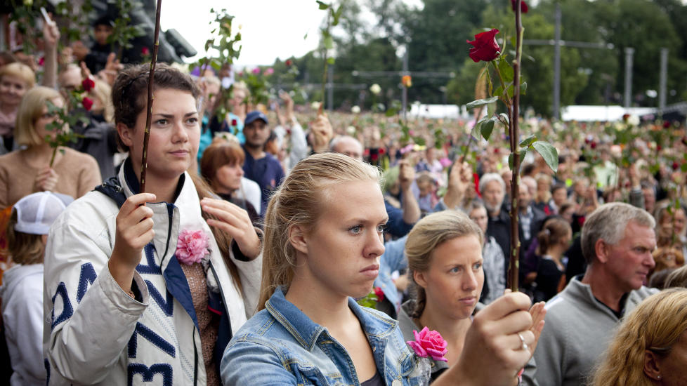 Oslo 20110725 -  Terrorangrep mot Oslo. Rosetog ved R�dhuspladsen i Oslo. Foto: Uffe Frandsen