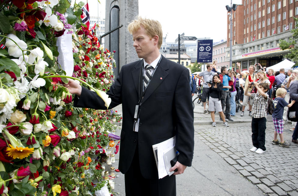 VARMER: � se hvordan folket samler og engasjerer seg etter terroraksjonen, varmer statssekret�r P�l K. L�nseth i Justisdepartementet. Han savner tre kolleger etter bombeattentatet fredag.  Foto: JOHN TERJE PEDERSEN / DAGBLADET