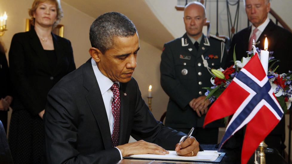 KONDOLERER: President Barack Obama signerte kondolanseprotokollen p� den norske ambassaden i Washington i dag. U.S. Foto: Scanpix/ REUTERS/Larry Downing