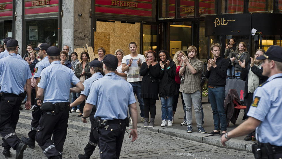 APPLAUDERTE HELTENE: Alle i Oslopolitiet og mange fra andre politidsitrikter har jobbet intenst med terroranslaget de siste dagene.