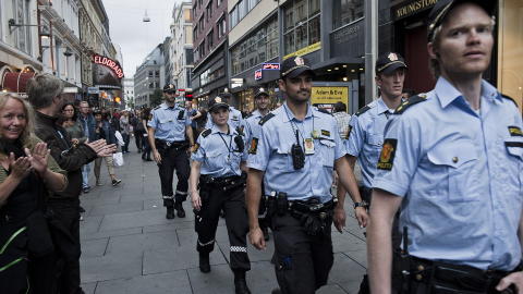 SPONTAN HYLLEST: Mange f�lte for � gi politiet en oppmuntring i g�r.