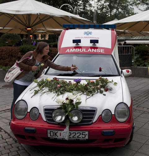 FLOM AV ROSER: Ogs� ambulanser ble over�st av blomster i Oslo sentrum i g�r.