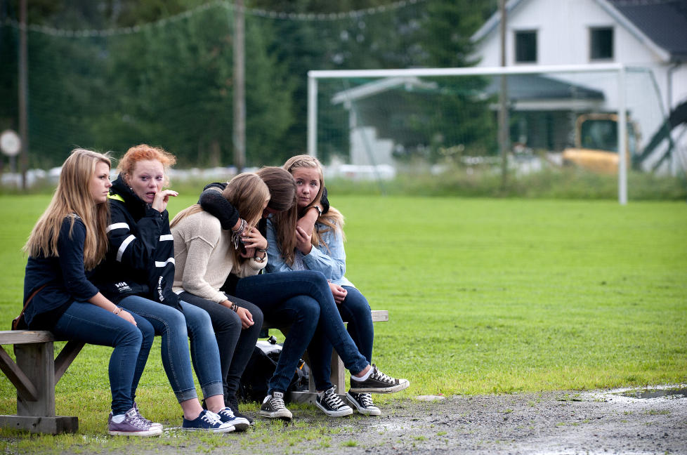 TR�STER HVERANDRE: Ingrid Rennan (16), Ida �versveen (16), Tone Marig�rd (16), Emma Bertoia (16) og Julie Skoli (16) s�ker tr�st hos hverandre etter tapet av Even. Foto: �ISTEIN NORUM MONSEN / DAGBLADET