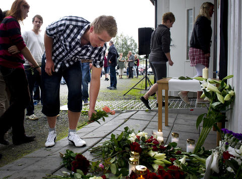 HEDRET EVEN: �rjan Wettermark (18) har kjent Even helt siden de var sm�. I g�r var han en av ca. 200 som m�tte opp p� idrettshuset under minnestunden for idrettsildsjelen. Foto: �ISTEIN NORUM MONSEN / DAGBLADET