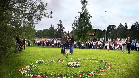 VERDIG: Det ble en f�lelsesladd markering for Ut�ya-ofrene i Vik. Foto: Eirik Helland Urke / Dagbladet