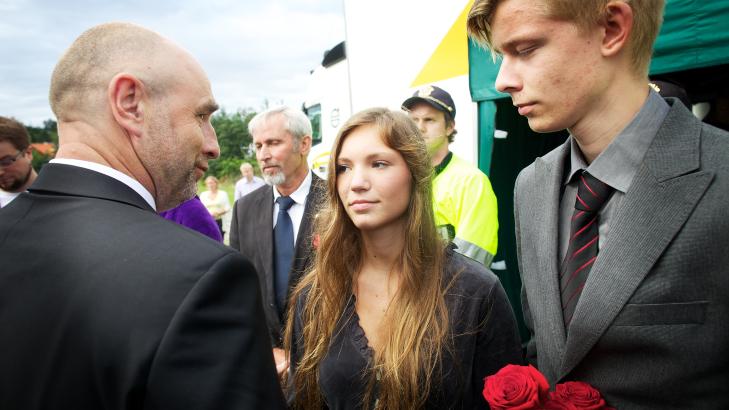 GRIPENDE TALE: Helene B�sei Olsen holdt en kort, men gripende tale om hvordan hun mistet mamma, Monica B�rsei, og gode venner. Her i samtale med stortingspresident Dag Terje Andersen. Foto: Eirik Helland Urke / Dagbladet