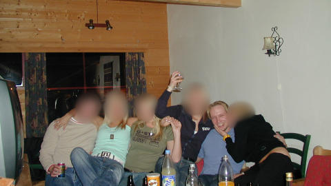 SKIFTET VENNER: Ifølge kilder Dagbladet har snakket med ble Anders Behring Breivik utstøtt av taggemiljøet han var en del av på midten av 1990-tallet. Han brøt også med sine tre nærmeste kompiser. Her er han på fest med svenske tenåringer. Foto: Privat SKIFTET VENNER: Ifølge kilder Dagbladet har snakket med ble Anders Behring Breivik utstøtt av taggemiljøet han var en del av på midten av 1990-tallet. Han brøt også med sine tre nærmeste kompiser. Her er han på fest med svenske tenåringer. Foto: Privat