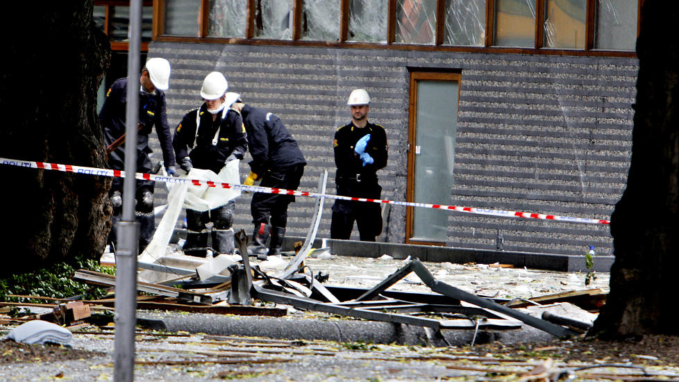 UTRYGGHET: Krimteknikere i arbeid utenfor h�yblokka etter terrorbomben. Foto: Lars Eivind Bones