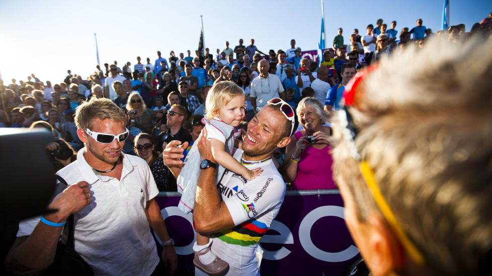 BESTE PREMIEN: Thor Hushovd sammen med datter Isabel etter m�lgang i S�rlandsparken GP. Hushovd kom p� 3. plass, Philippe Gilbert vant foran Fabin Cancellara. Foto: Sondre Steen Holvik / Dagbladet