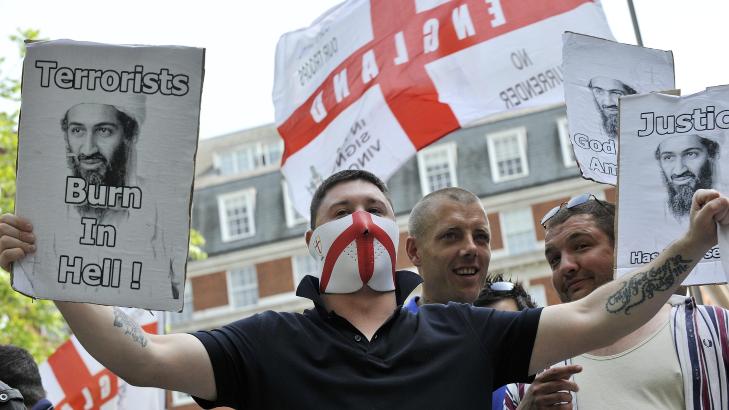 BRUKER GATEMARSJER TIL � PROTESTERE: Medlemmer i English Defense League (EDL) utenfor den amerikanske ambassaden i London i mai i �r. EDL hevder � ha tusenvis av medlemmer. Politiet estimerte at mellom 1500 og 2000 medlemmer deltok i en demonstrasjon i fjor. Foto: EPA/ANDY RAIN