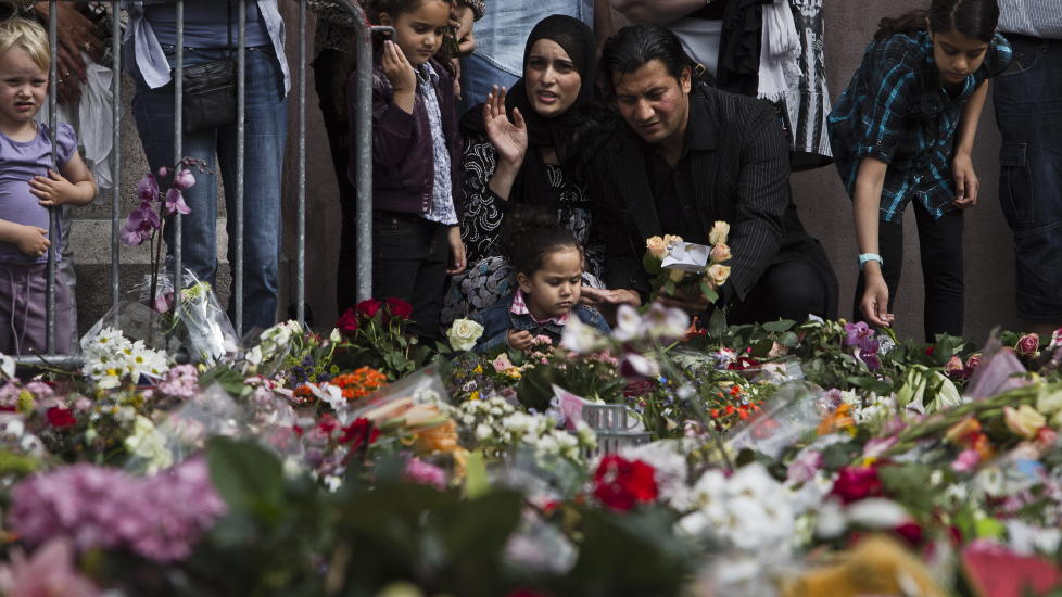 - FLERE HAR SKYLDF�LELSE: Generalsekret�r i Islamsk R�d Norge, Mehtab Afsar, mener flere muslimer har skyldf�lelse etter terrorangrepet fordi terroristen Anders Behring Breivik ville redde� Vest-Europa fra muslimer. Her legger han ned blomster sammen med sin familie utenfor Oslo Domkirke etter det brutale terrorangrepet p� Regjeringskvartalet og Ut�ya fredag. Foto: Aleksander Andersen / Scanpix