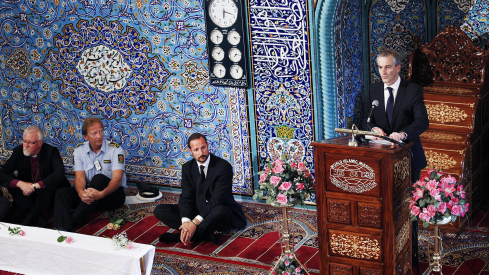  TID FOR SORG:  Utenriksminister Jonas Gahr St�re p� talerstolen i moskeen til World Islamic Mission i �kebergveien i Oslo tirsdag med blant andre 
biskop Ole Christian Kvarme, politispesialist Erik Andersen og kronprins Haakon som tilh�rere. FOTO: ERLEND AAS, SCANPIX.
