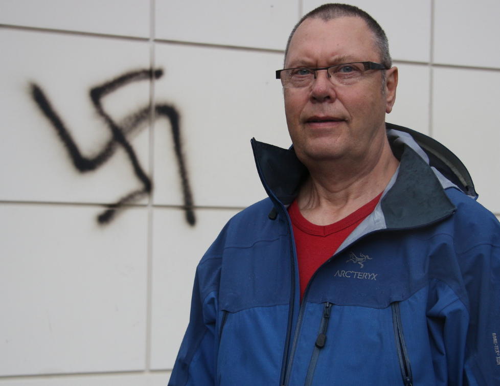 - TRUSSEL: Svein Harald Engevik opplevde hakekorsene som en direkte trussel da han s� dem l�rdag morgen. Foto: Marie S. Osland / Firda